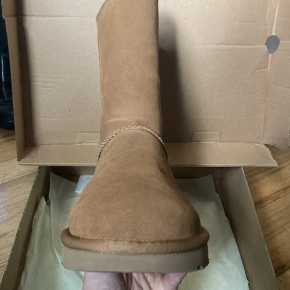 Good used condition UGG Classic Short - Picture 6 of 10